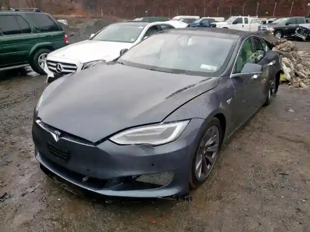 5YJSA1E21JF285302 2018 TESLA MODEL S-1