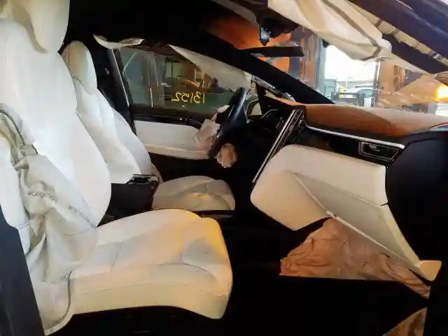 5YJXCAE44HF078608 2017 TESLA MODEL X-4
