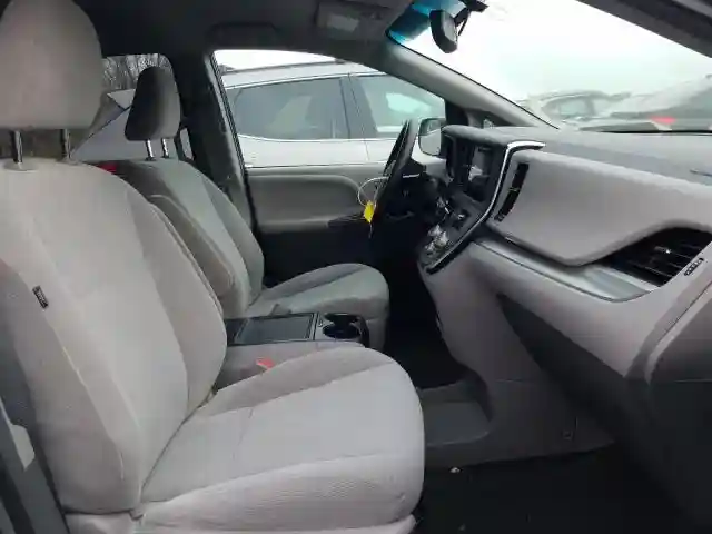 5TDKZ3DC8HS890342 2017 TOYOTA SIENNA LE-4