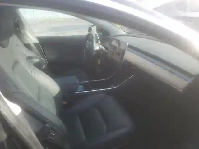 5YJ3E1EA8JF172561 2018 TESLA MODEL 3-4