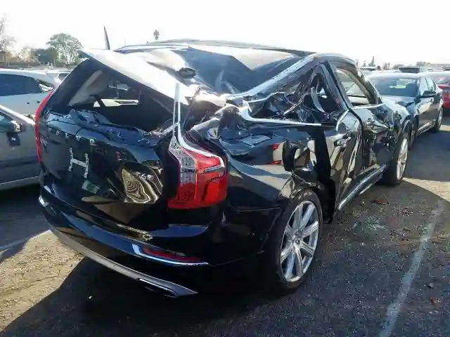 YV4A22PL8J1371037 2018 VOLVO XC90 T6-3