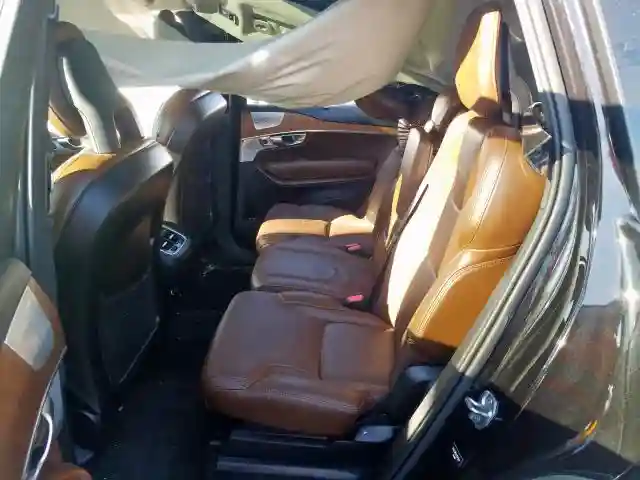YV4A22PL8J1371037 2018 VOLVO XC90 T6-5