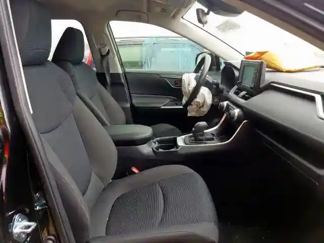 JTMH1RFV5KJ007546 2019 TOYOTA RAV4 LE-4