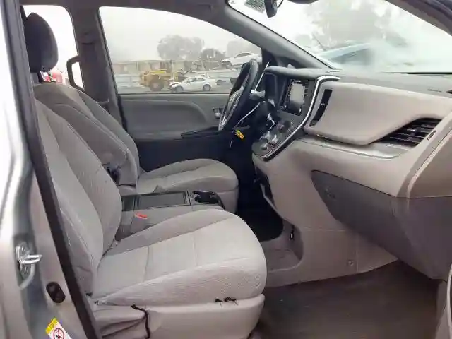 5TDKZ3DC7KS978631 2019 TOYOTA SIENNA LE-4