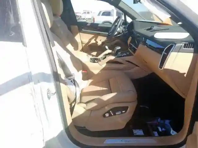 WP1AA2AY9KDA14622 2019 PORSCHE CAYENNE-4