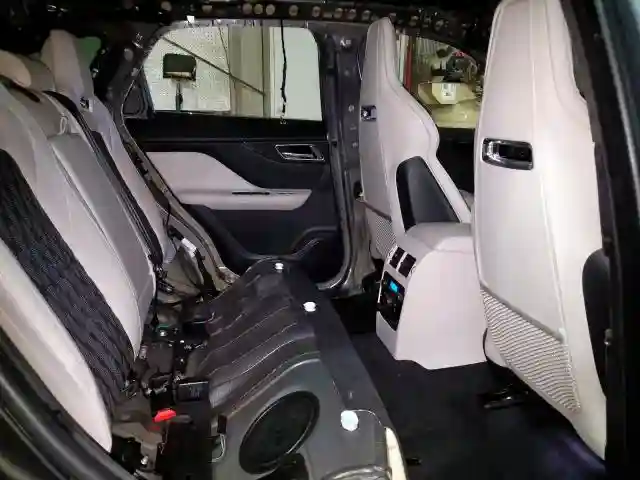 SADCZ2EE5KA613316 2019 JAGUAR F-PACE SVR-5