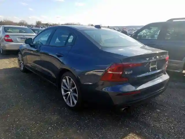 7JRA22TK4KG003986 2019 VOLVO S60 T6 MOMENTUM-2