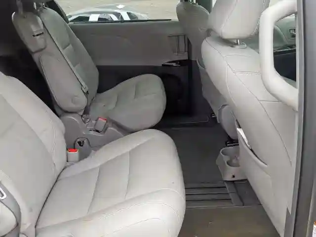 5TDYZ3DC5KS006083 2019 TOYOTA SIENNA XLE-5