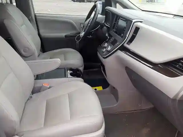 5TDYZ3DC5KS006083 2019 TOYOTA SIENNA XLE-4