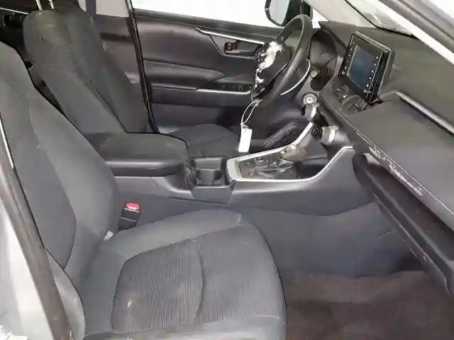 2T3MWRFV9KW008166 2019 TOYOTA RAV4 LE-4