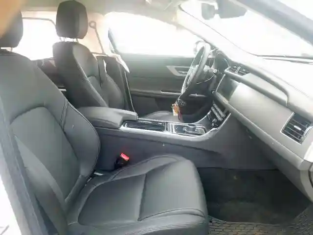 SAJBJ4FX0KCY74305 2019 JAGUAR XF PREMIUM-4