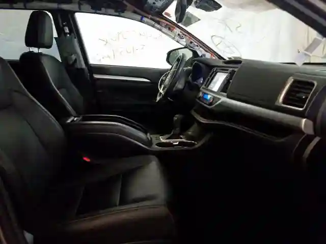 5TDJZRFH9HS422207 2017 TOYOTA HIGHLANDER SE-4