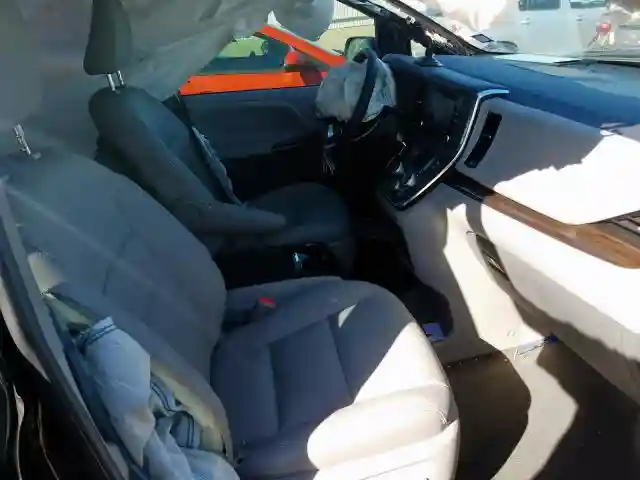 5TDYZ3DC2KS975324 2019 TOYOTA SIENNA XLE-4