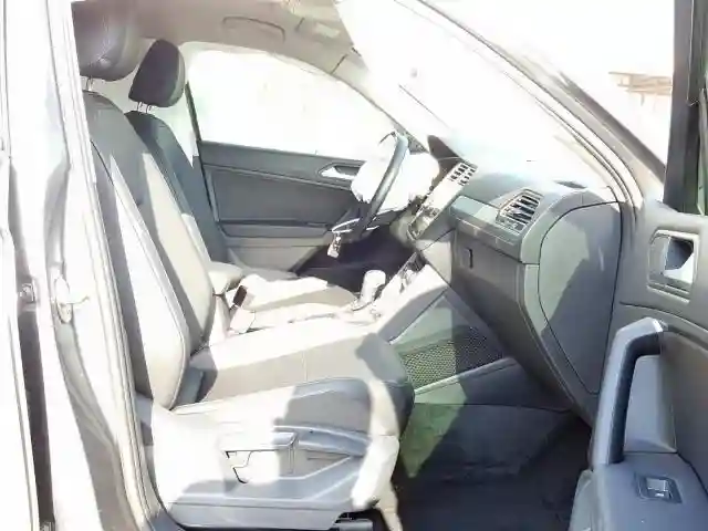 3VV3B7AX4KM104293 2019 VOLKSWAGEN TIGUAN SE-4