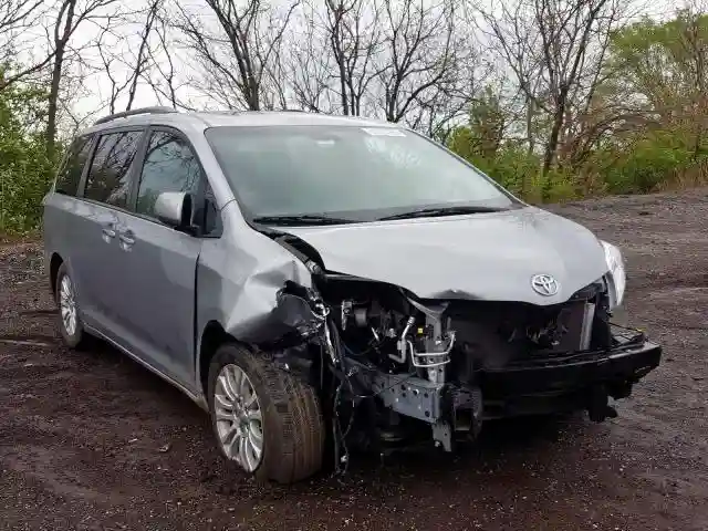 5TDYZ3DC8HS820754 2017 TOYOTA SIENNA XLE-0
