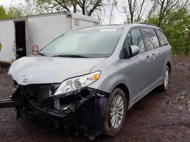 5TDYZ3DC8HS820754 2017 TOYOTA SIENNA XLE-1