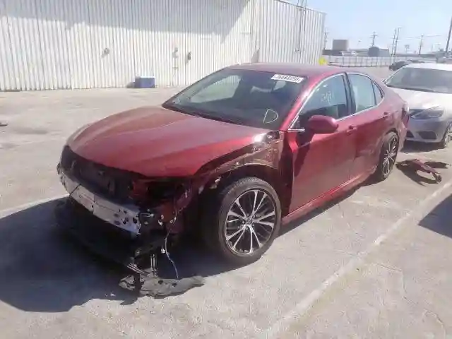 4T1B11HK7JU555700 2018 TOYOTA CAMRY L-1
