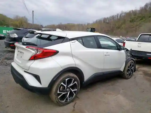 NMTKHMBX2JR050902 2018 TOYOTA C-HR XLE-3