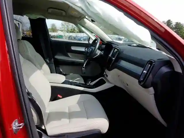 YV4AC2HK1K2045997 2019 VOLVO XC40 T4 MOMENTUM-4