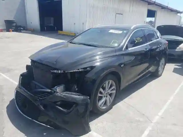 SJKCH5CP7JA005068 2018 INFINITI QX30 PURE-1