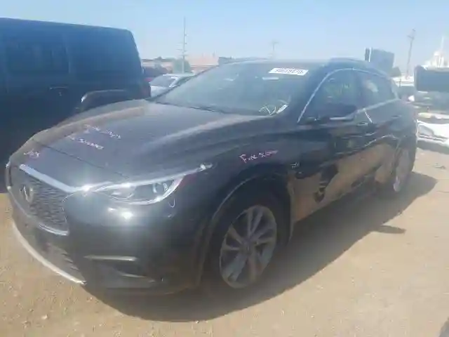 SJKCH5CP4JA005268 2018 INFINITI QX30 PURE-1