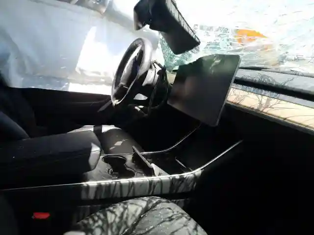 5YJ3E1EB7JF069656 2018 TESLA MODEL 3-4
