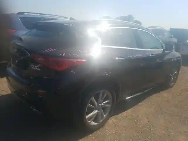 SJKCH5CP4JA005268 2018 INFINITI QX30 PURE-3