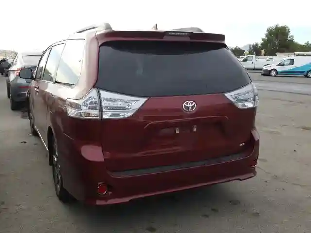 5TDXZ3DC8JS958943 2018 TOYOTA SIENNA SE-2