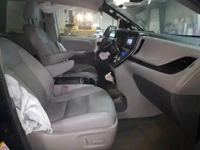 5TDYZ3DC1JS936108 2018 TOYOTA SIENNA XLE-4