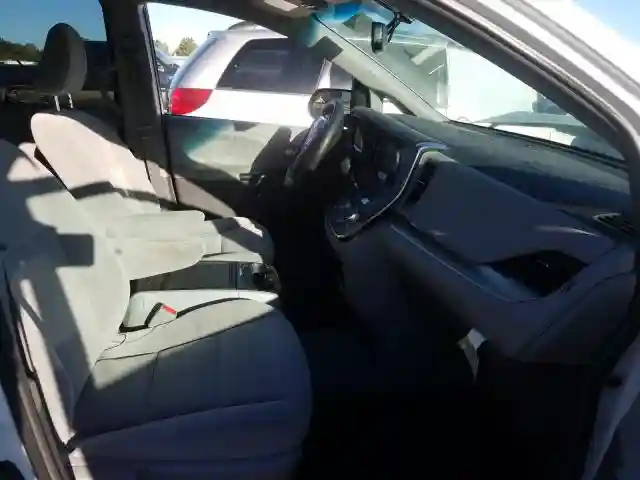 5TDKZ3DC9HS879219 2017 TOYOTA SIENNA LE-4