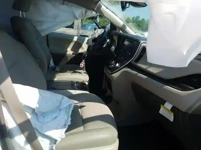 5TDYZ3DC0KS009456 2019 TOYOTA SIENNA XLE-4