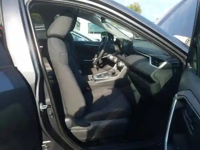 2T3MWRFVXKW014851 2019 TOYOTA RAV4 LE-4