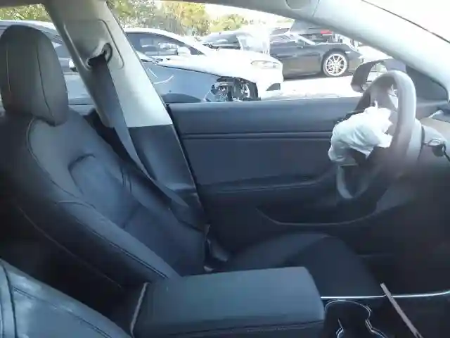 5YJ3E1EB2JF185962 2018 TESLA MODEL 3-4
