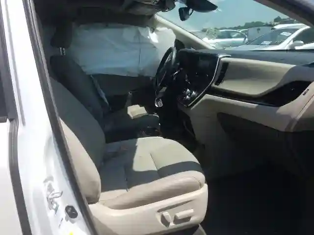 5TDDZ3DC6KS226556 2019 TOYOTA SIENNA XLE-4