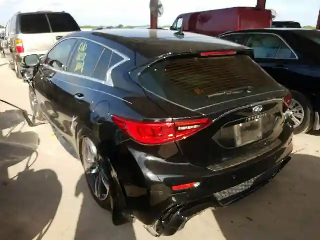 SJKCH5CP4JA003441 2018 INFINITI QX30 PURE-2