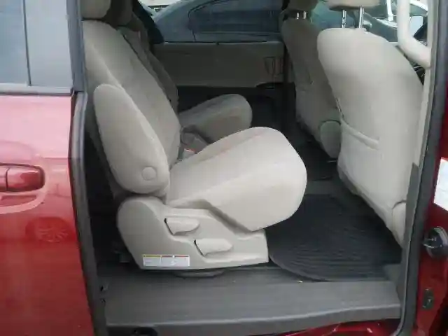 5TDKZ3DC9KS019151 2019 TOYOTA SIENNA LE-5