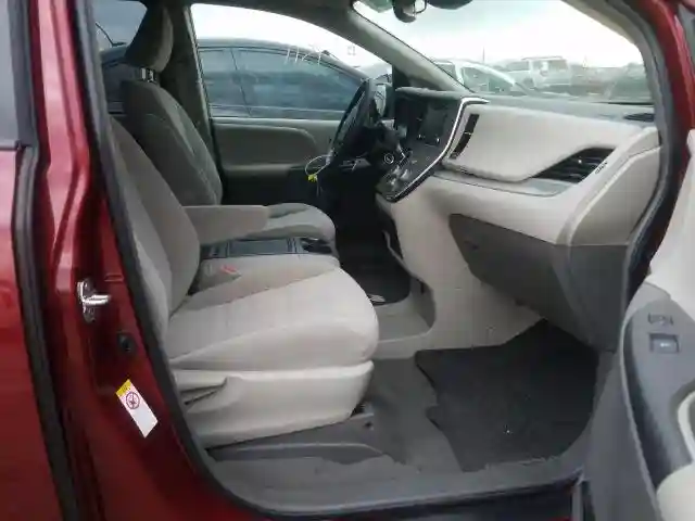 5TDKZ3DC9KS019151 2019 TOYOTA SIENNA LE-4