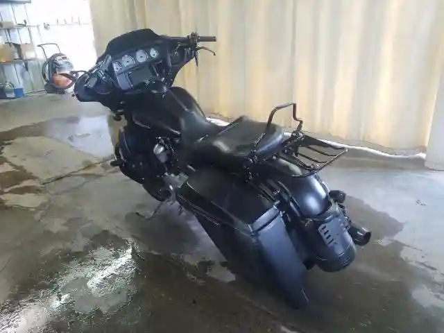 1HD1KRC38HB667096 2017 HARLEY-DAVIDSON FLHXS STREET GLIDE SPECIAL-2