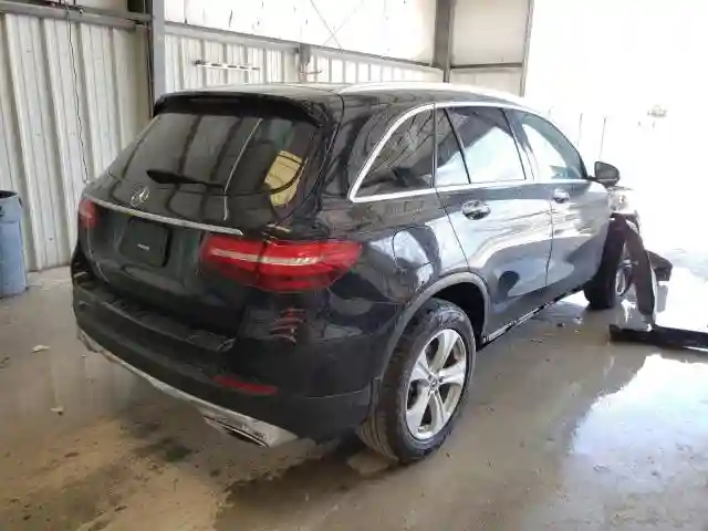 WDC0G4JBXJV048638 2018 MERCEDES-BENZ GLC 300-3