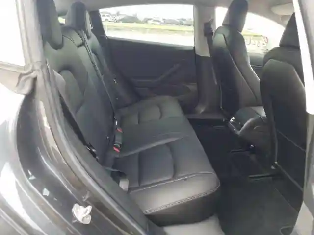 5YJ3E1EA3JF031090 2018 TESLA MODEL 3-5