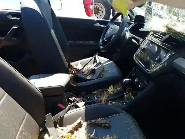 3VV2B7AX8KM047771 2019 VOLKSWAGEN TIGUAN SE-4