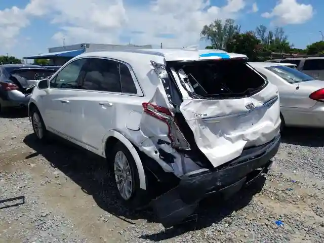 1GYKNARS4HZ103895 2017 CADILLAC XT5-2
