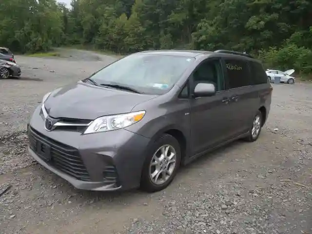 5TDJZ3DC8JS192573 2018 TOYOTA SIENNA LE-1