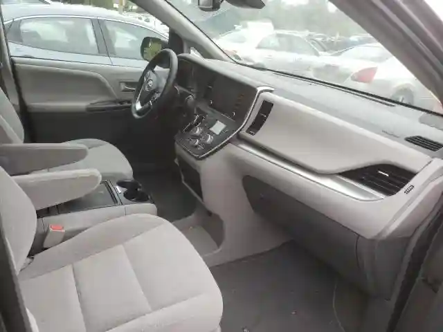 5TDJZ3DC8JS192573 2018 TOYOTA SIENNA LE-4