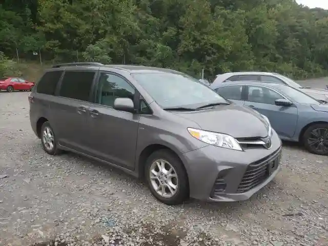 5TDJZ3DC8JS192573 2018 TOYOTA SIENNA LE-0