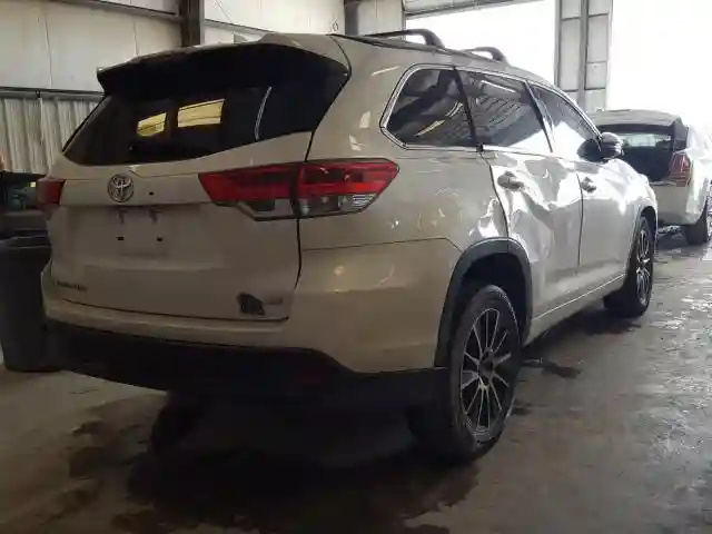 5TDKZRFHXHS520134 2017 TOYOTA HIGHLANDER SE-3