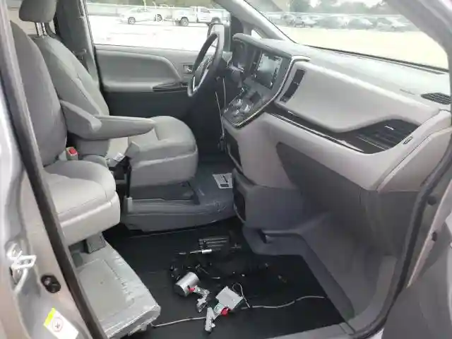 5TDYZ3DC3KS012514 2019 TOYOTA SIENNA XLE-4