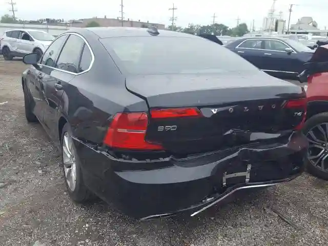YV1A22MK2H1003522 2017 VOLVO S90 T6 MOMENTUM-2
