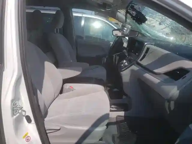 5TDKZ3DC0KS987378 2019 TOYOTA SIENNA LE-4