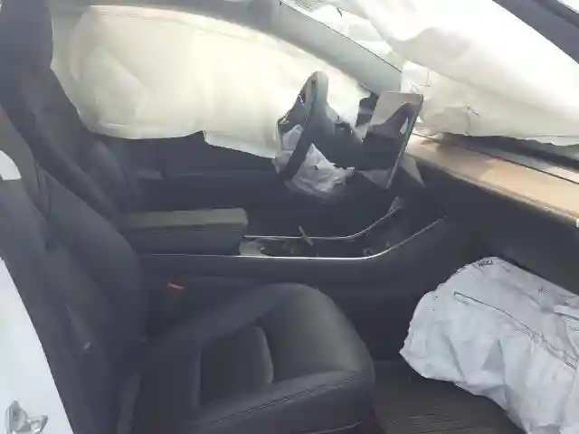 5YJ3E1EB3KF388019 2019 TESLA MODEL 3-4